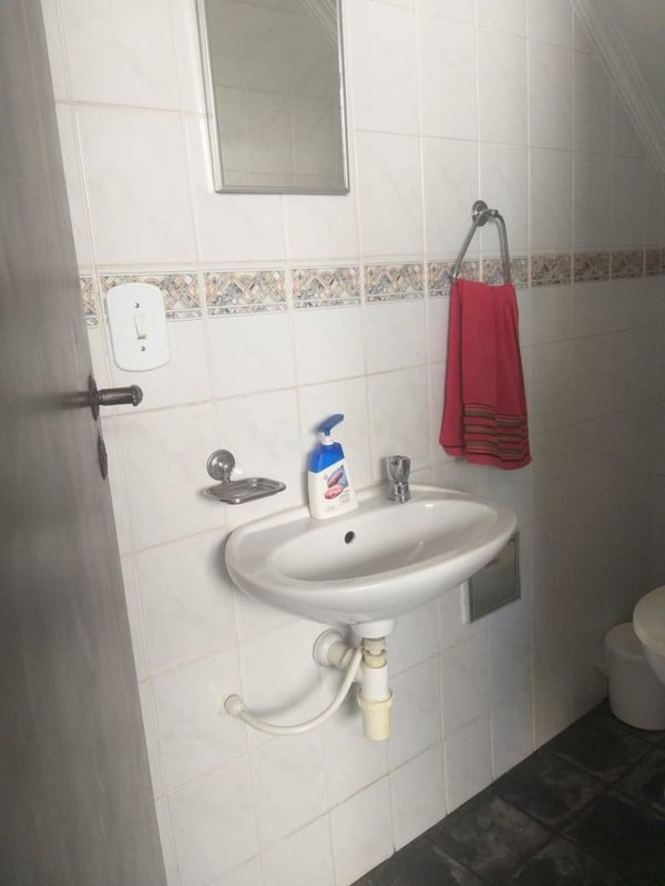 Casa térrea com 03 dormitórios, suíte com banheira, ampla cozinha - Mogi das Cruzes - 
