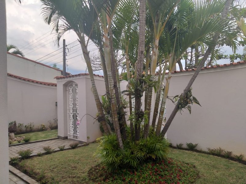 Casa térrea com 03 dormitórios, suíte com banheira, ampla cozinha - Mogi das Cruzes - 