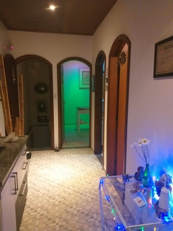 Casa térrea com 03 dormitórios, suíte com banheira, ampla cozinha - Mogi das Cruzes - 