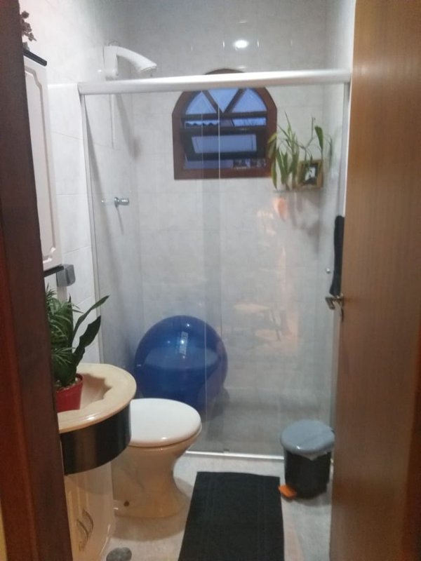 Casa térrea com 03 dormitórios, suíte com banheira, ampla cozinha - Mogi das Cruzes - 