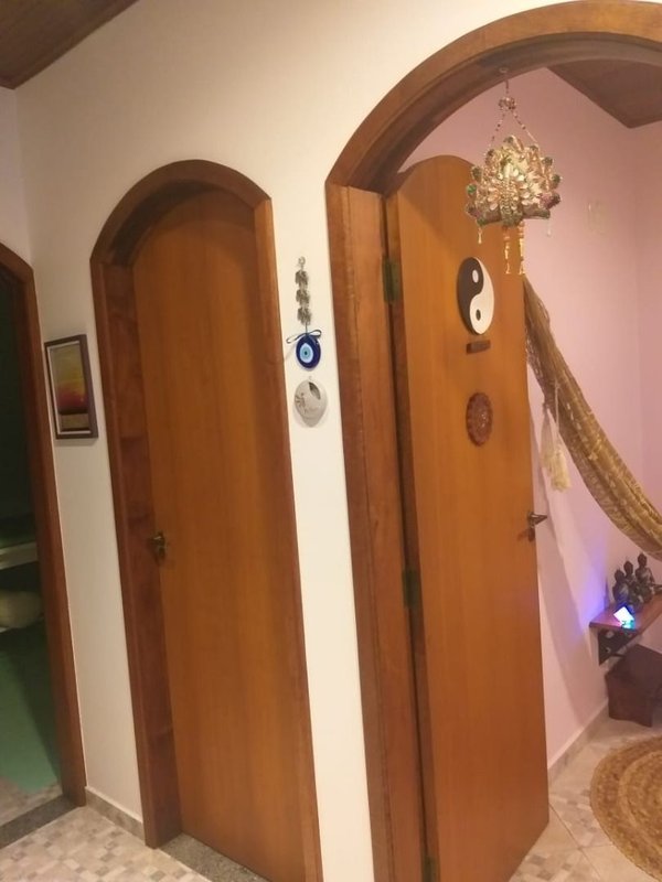 Casa térrea com 03 dormitórios, suíte com banheira, ampla cozinha - Mogi das Cruzes - 