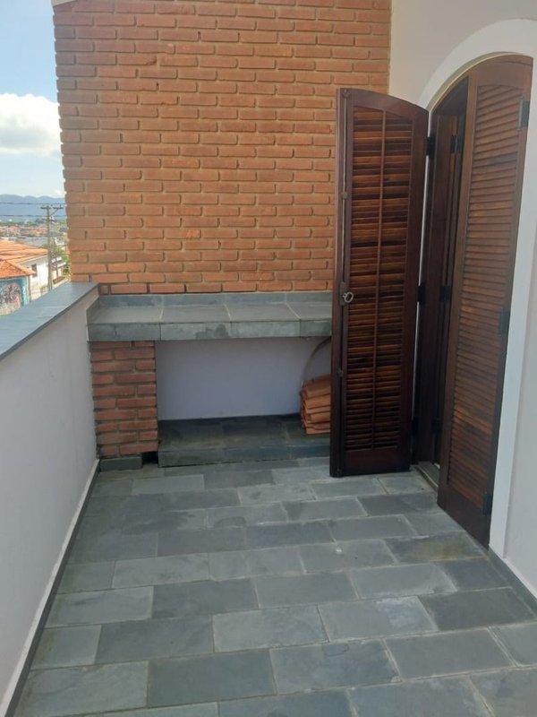 Casa térrea com 03 dormitórios, suíte com banheira, ampla cozinha - Mogi das Cruzes - 