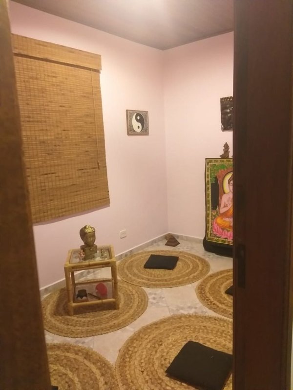 Casa térrea com 03 dormitórios, suíte com banheira, ampla cozinha - Mogi das Cruzes - 