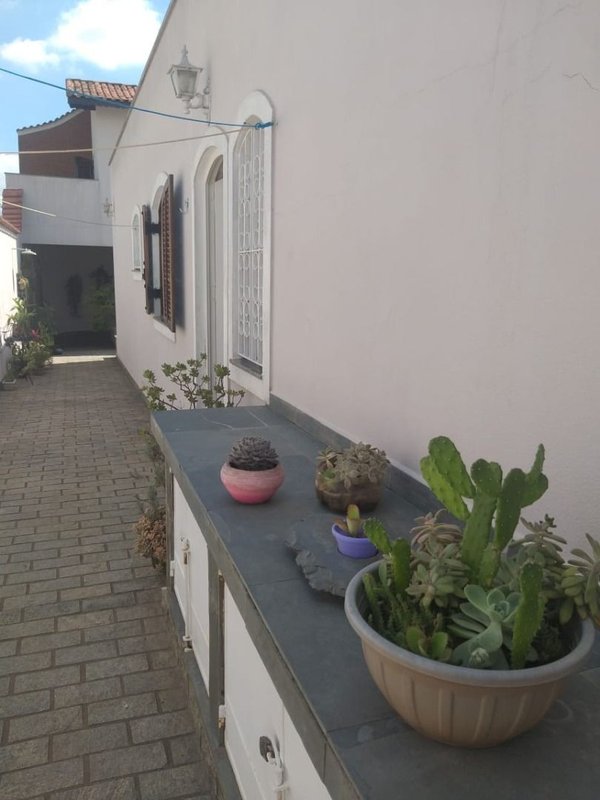 Casa térrea com 03 dormitórios, suíte com banheira, ampla cozinha - Mogi das Cruzes - 
