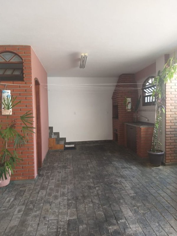 Casa térrea com 03 dormitórios, suíte com banheira, ampla cozinha - Mogi das Cruzes - 