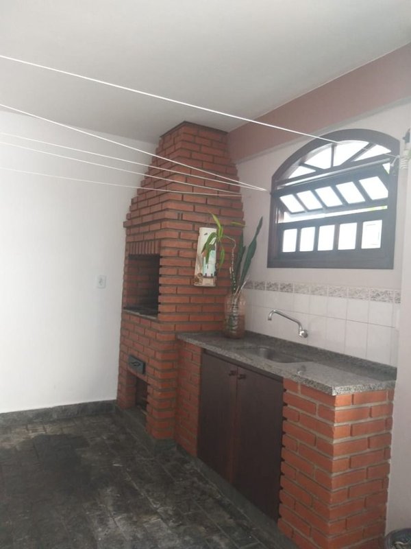 Casa térrea com 03 dormitórios, suíte com banheira, ampla cozinha - Mogi das Cruzes - 