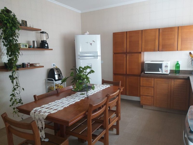Casa térrea com 03 dormitórios, suíte com banheira, ampla cozinha - Mogi das Cruzes - 