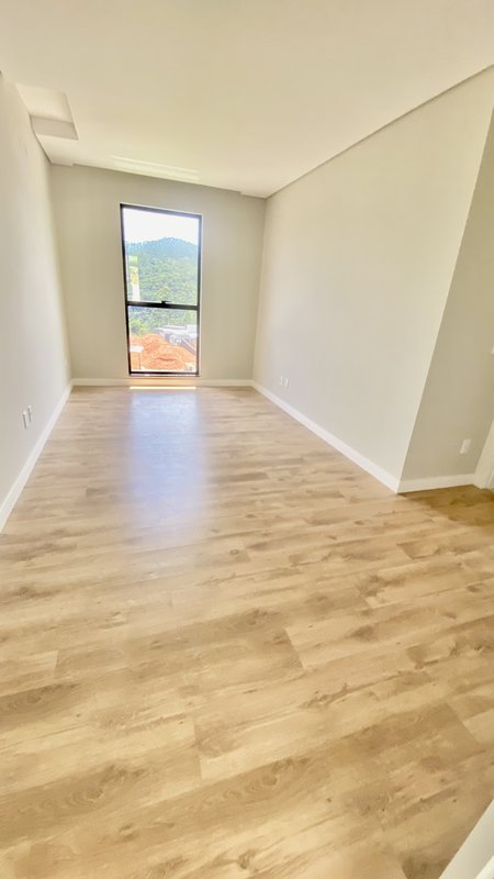 CASA DE ALTO PADRÃO COM 1 SUÍTE, 2 DEMI SUÍTES, E MAIS DOIS DORMITÓRIOS NA PRIMEIRO DE MAI - Brusque - 