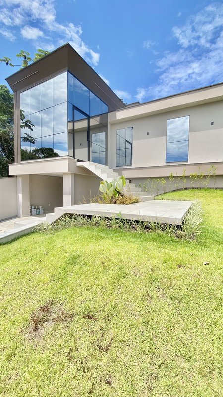 CASA DE ALTO PADRÃO COM 1 SUÍTE, 2 DEMI SUÍTES, E MAIS DOIS DORMITÓRIOS NA PRIMEIRO DE MAI - Brusque - 
