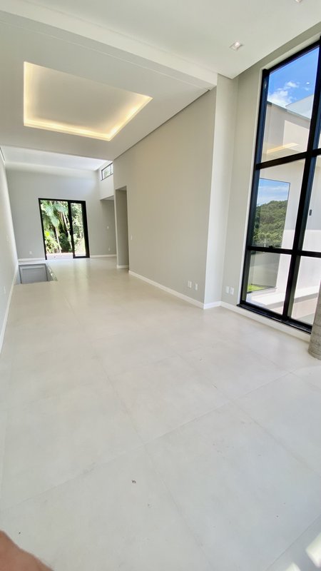 CASA DE ALTO PADRÃO COM 1 SUÍTE, 2 DEMI SUÍTES, E MAIS DOIS DORMITÓRIOS NA PRIMEIRO DE MAI - Brusque - 