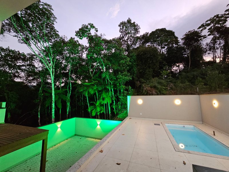 CASA DE ALTO PADRÃO COM 1 SUÍTE, 2 DEMI SUÍTES, E MAIS DOIS DORMITÓRIOS NA PRIMEIRO DE MAI - Brusque - 