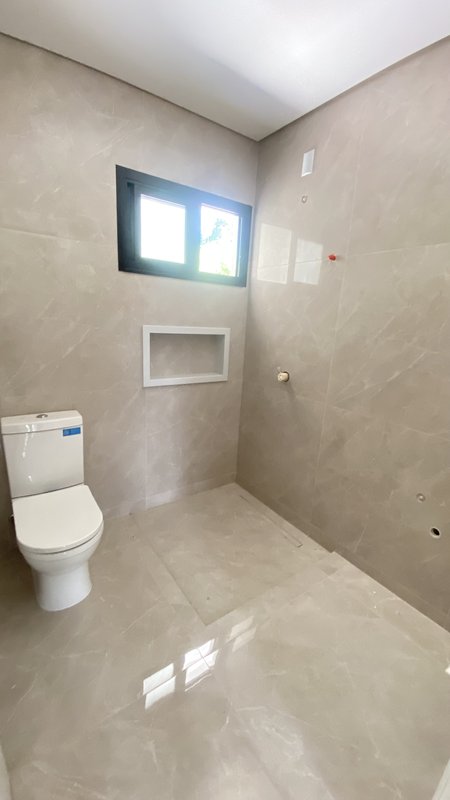 CASA DE ALTO PADRÃO COM 1 SUÍTE, 2 DEMI SUÍTES, E MAIS DOIS DORMITÓRIOS NA PRIMEIRO DE MAI - Brusque - 