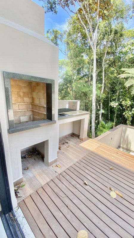 CASA DE ALTO PADRÃO COM 1 SUÍTE, 2 DEMI SUÍTES, E MAIS DOIS DORMITÓRIOS NA PRIMEIRO DE MAI - Brusque - 