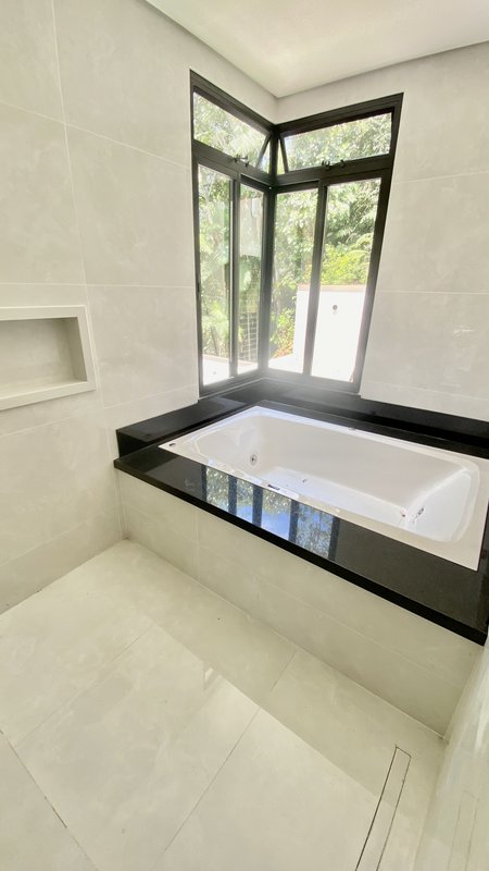 CASA DE ALTO PADRÃO COM 1 SUÍTE, 2 DEMI SUÍTES, E MAIS DOIS DORMITÓRIOS NA PRIMEIRO DE MAI - Brusque - 