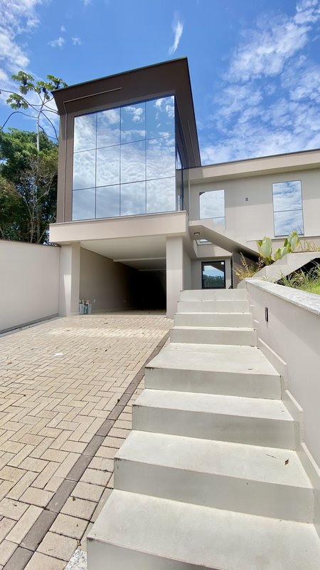CASA DE ALTO PADRÃO COM 1 SUÍTE, 2 DEMI SUÍTES, E MAIS DOIS DORMITÓRIOS NA PRIMEIRO DE MAI - Brusque - 