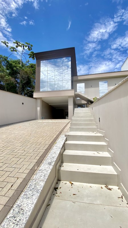 CASA DE ALTO PADRÃO COM 1 SUÍTE, 2 DEMI SUÍTES, E MAIS DOIS DORMITÓRIOS NA PRIMEIRO DE MAI - Brusque - 