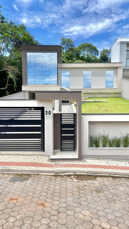 CASA DE ALTO PADRÃO COM 1 SUÍTE, 2 DEMI SUÍTES, E MAIS DOIS DORMITÓRIOS NA PRIMEIRO DE MAI - Brusque - 