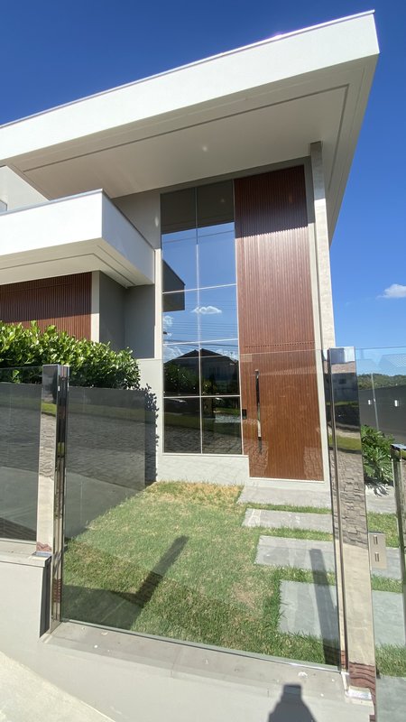 CASA DE ALTO PADRÃO COM 3 SUÍTES NO JARDIM MALUCHE - Brusque - 