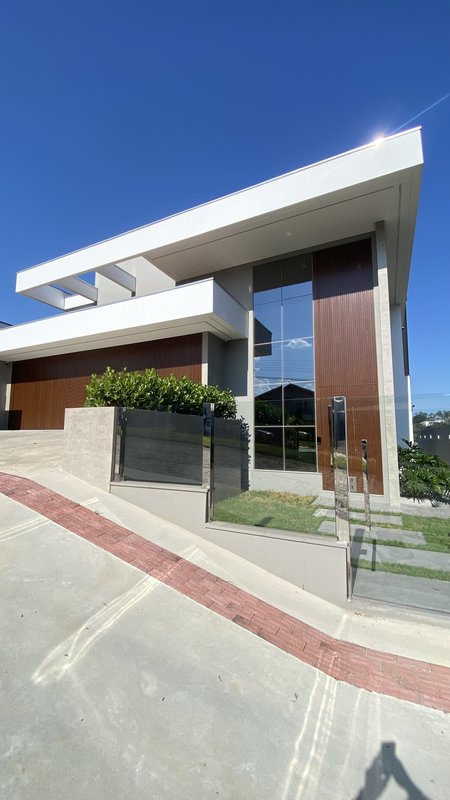 CASA DE ALTO PADRÃO COM 3 SUÍTES NO JARDIM MALUCHE - Brusque - 