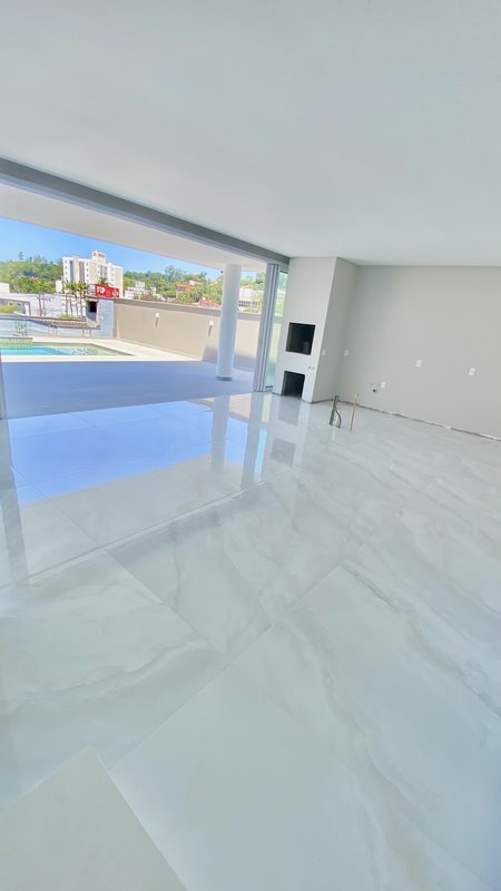 CASA DE ALTO PADRÃO COM 3 SUÍTES NO JARDIM MALUCHE - Brusque - 