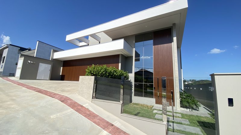 CASA DE ALTO PADRÃO COM 3 SUÍTES NO JARDIM MALUCHE - Brusque - 