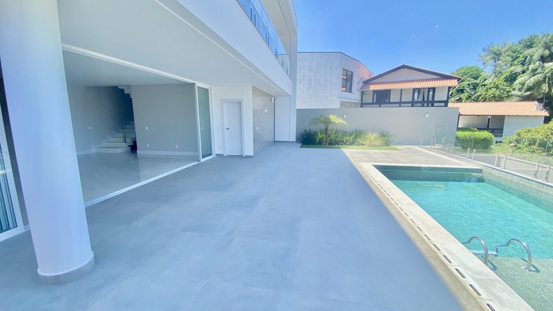 CASA DE ALTO PADRÃO COM 3 SUÍTES NO JARDIM MALUCHE - Brusque - 