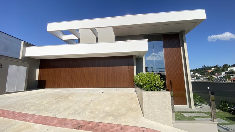 CASA DE ALTO PADRÃO COM 3 SUÍTES NO JARDIM MALUCHE - Brusque - 