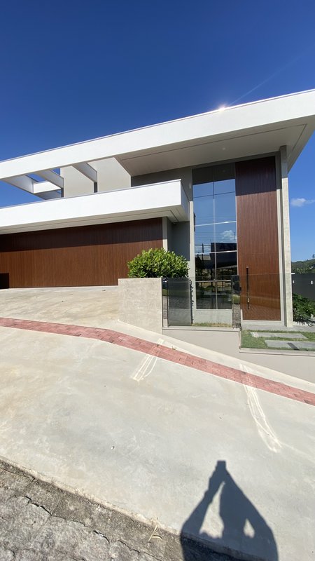 CASA DE ALTO PADRÃO COM 3 SUÍTES NO JARDIM MALUCHE - Brusque - 