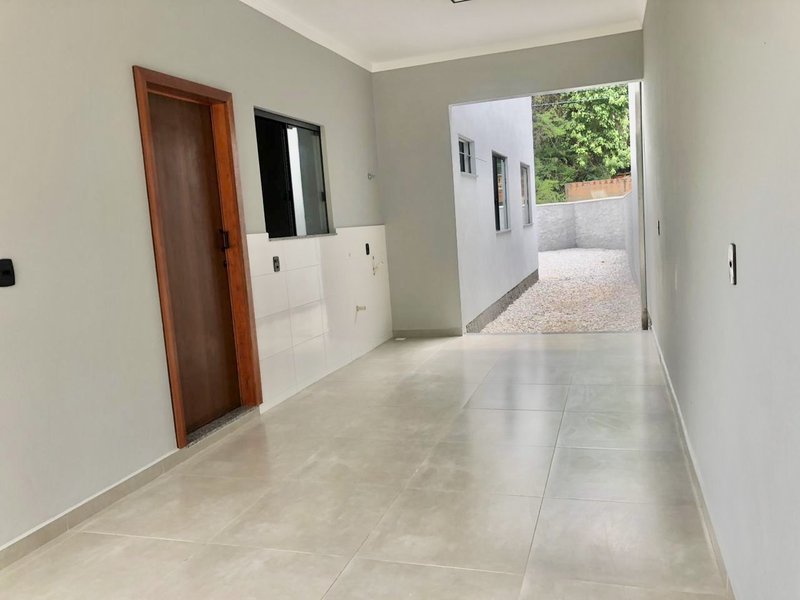 CASA COM 1 SUÍTE MAIS 2 DORMITÓRIOS NO LAGEADO BAIXO - Guabiruba - 