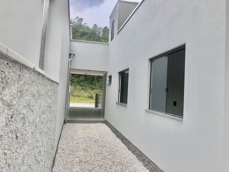 CASA COM 1 SUÍTE MAIS 2 DORMITÓRIOS NO LAGEADO BAIXO - Guabiruba - 