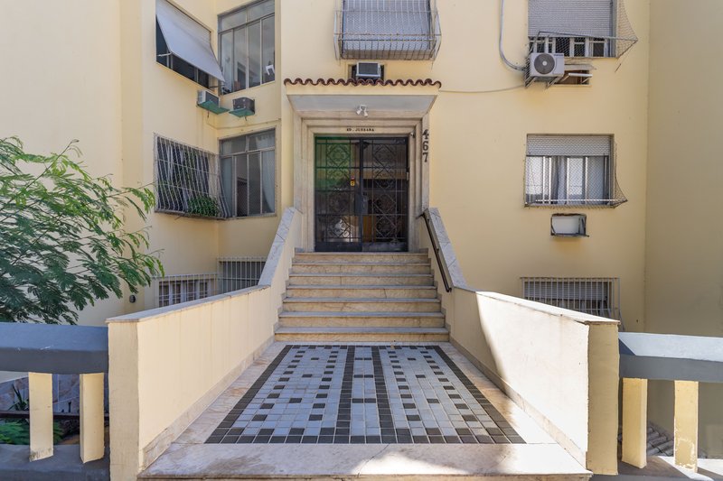 Quarto e sala com área externa! Rua Belisário Távora Rio de Janeiro - 