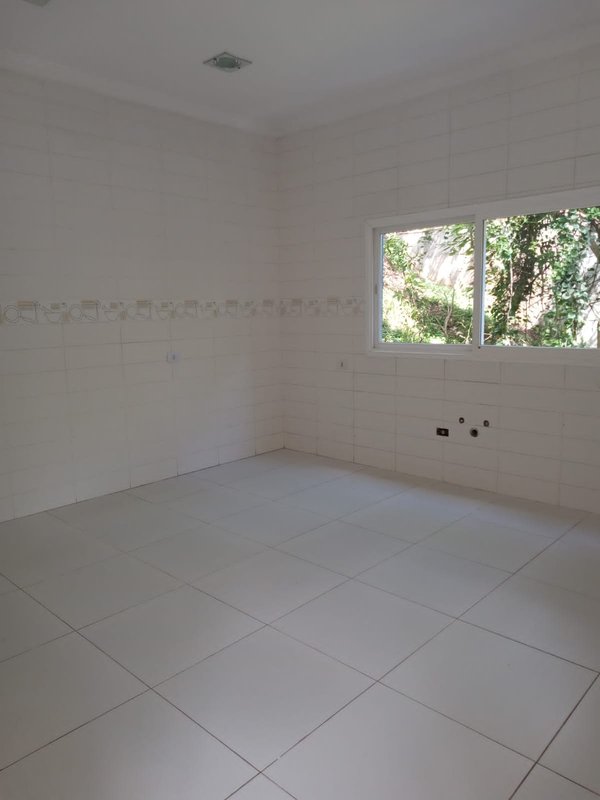 Residencial Tarumã com três dormitórios sendo uma Suíte - Santana de Parnaíba - 