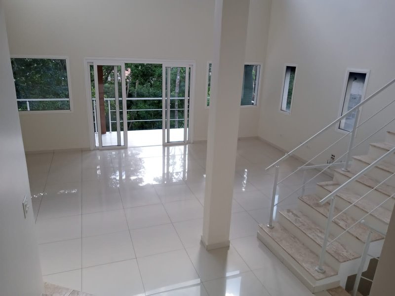 Residencial Tarumã com três dormitórios sendo uma Suíte - Santana de Parnaíba - 