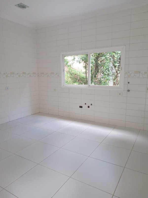 Residencial Tarumã com três dormitórios sendo uma Suíte - Santana de Parnaíba - 