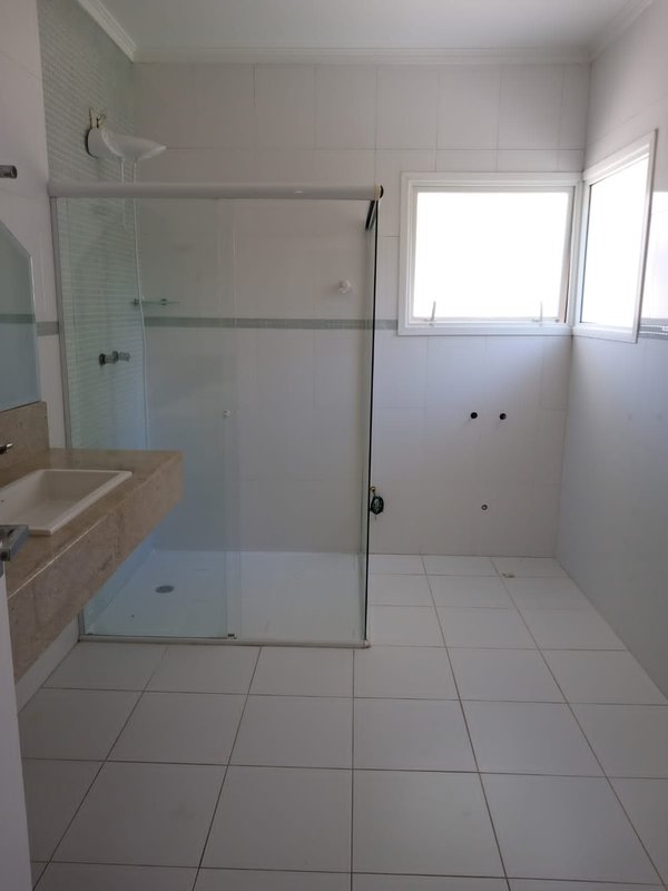Residencial Tarumã com três dormitórios sendo uma Suíte - Santana de Parnaíba - 