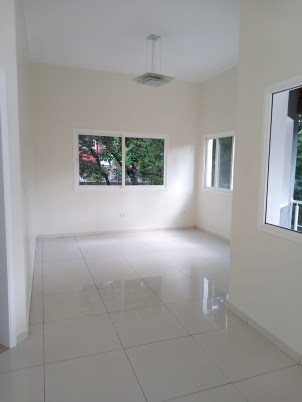 Residencial Tarumã com três dormitórios sendo uma Suíte - Santana de Parnaíba - 