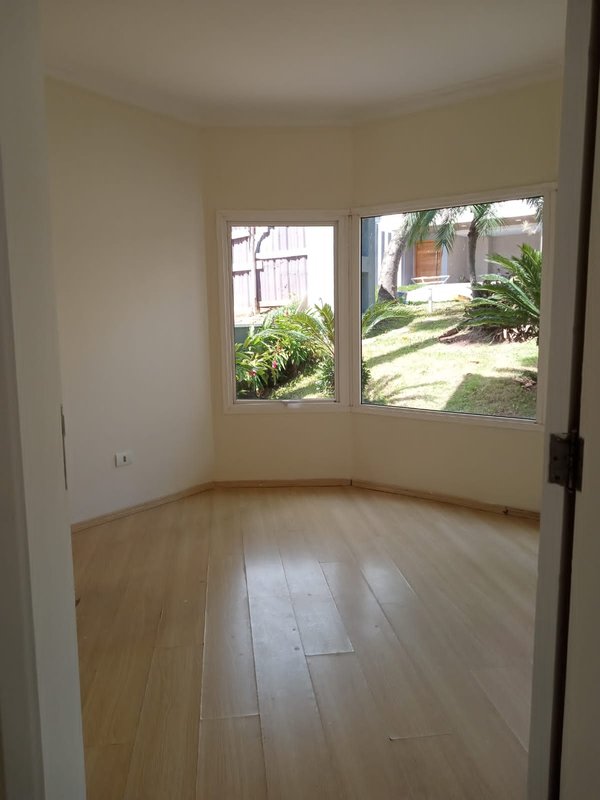 Residencial Tarumã com três dormitórios sendo uma Suíte - Santana de Parnaíba - 