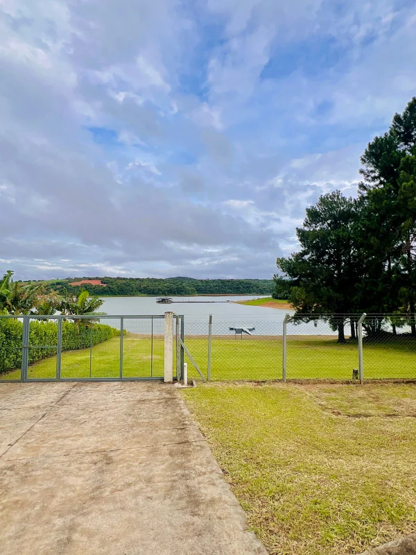 CHÁCARA À BEIRA DA REPRESA DE ITUPARARANGA - ACEITA PERMUTA R. Entrada Jardim da Represa Piedade - Portão da casa para represa