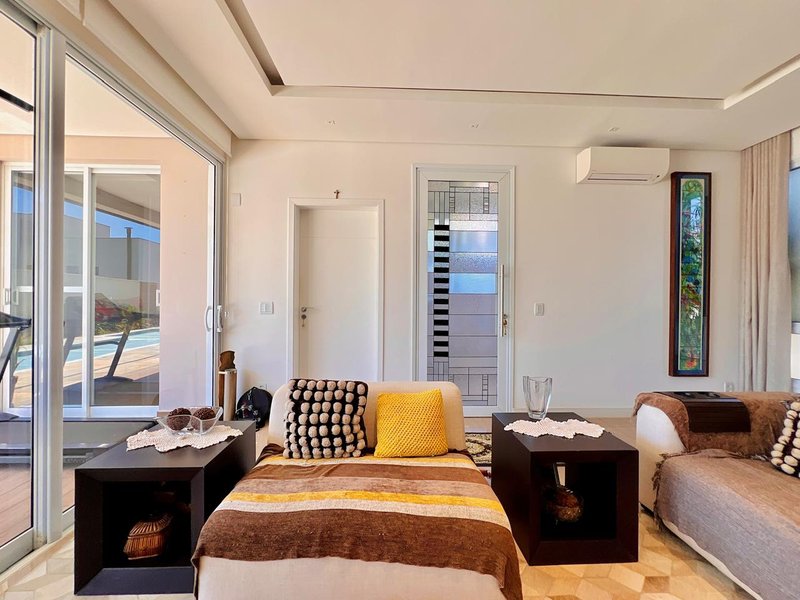 CASA DE ESQUINA CONSTRUÍDA EM TERRENO DUPLO EM GIVERNY / ACEITA PERMUTA Rua Carlos Alberto Brides Sorocaba - Sala de estar