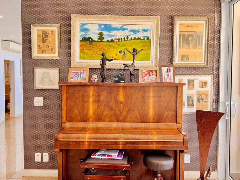 CASA DE ESQUINA CONSTRUÍDA EM TERRENO DUPLO EM GIVERNY / ACEITA PERMUTA Rua Carlos Alberto Brides Sorocaba - Sala de piano