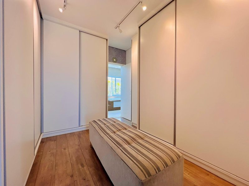 CASA DE ESQUINA CONSTRUÍDA EM TERRENO DUPLO EM GIVERNY / ACEITA PERMUTA Rua Carlos Alberto Brides Sorocaba - Closet master