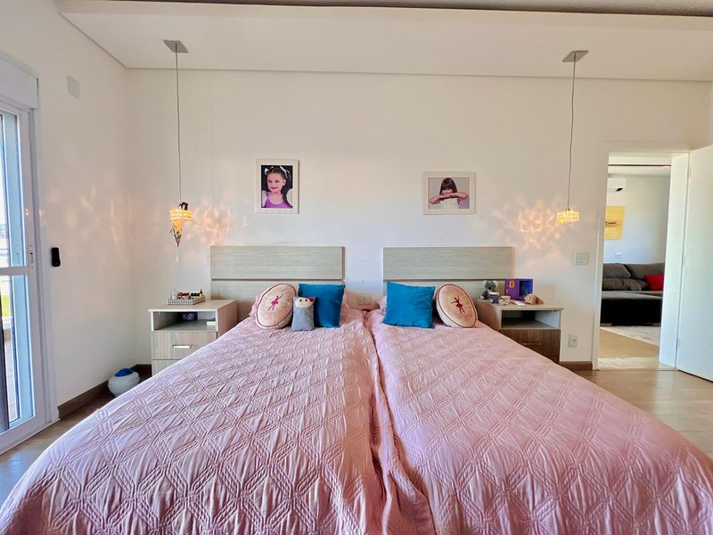 CASA DE ESQUINA CONSTRUÍDA EM TERRENO DUPLO EM GIVERNY / ACEITA PERMUTA Rua Carlos Alberto Brides Sorocaba - Camas suíte 2