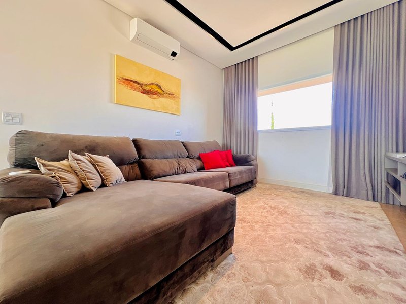 CASA DE ESQUINA CONSTRUÍDA EM TERRENO DUPLO EM GIVERNY / ACEITA PERMUTA Rua Carlos Alberto Brides Sorocaba - Sala de TV