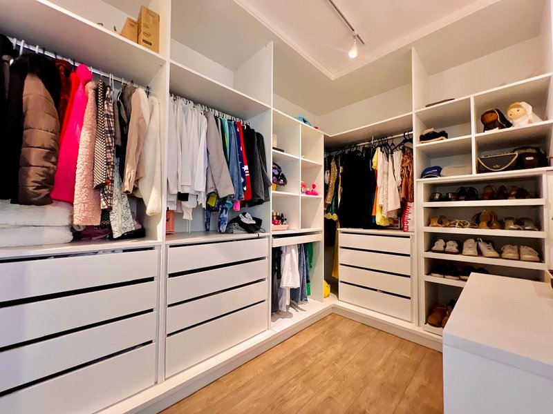 CASA DE ESQUINA CONSTRUÍDA EM TERRENO DUPLO EM GIVERNY / ACEITA PERMUTA Rua Carlos Alberto Brides Sorocaba - Closet suíte 2