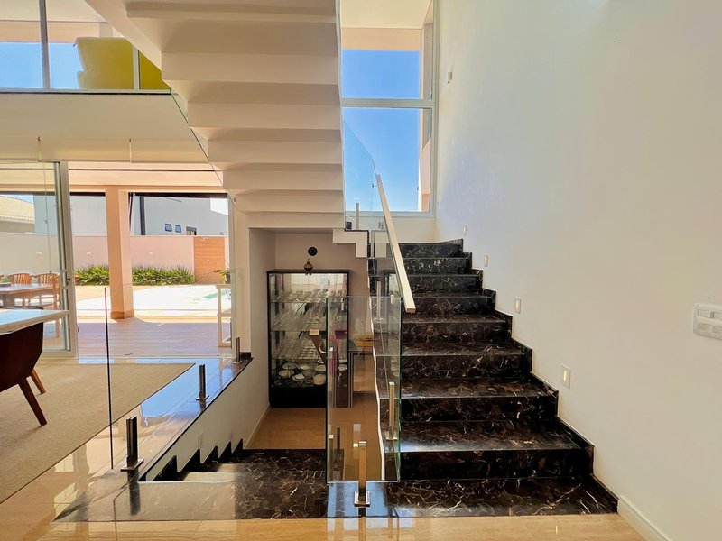 CASA DE ESQUINA CONSTRUÍDA EM TERRENO DUPLO EM GIVERNY / ACEITA PERMUTA Rua Carlos Alberto Brides Sorocaba - Escada