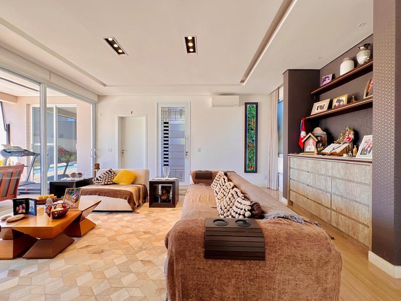 CASA DE ESQUINA CONSTRUÍDA EM TERRENO DUPLO EM GIVERNY / ACEITA PERMUTA Rua Carlos Alberto Brides Sorocaba - Corredor da sala de estar