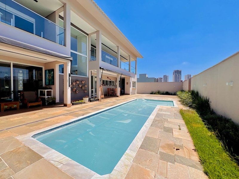CASA DE ESQUINA CONSTRUÍDA EM TERRENO DUPLO EM GIVERNY / ACEITA PERMUTA Rua Carlos Alberto Brides Sorocaba - Piscina