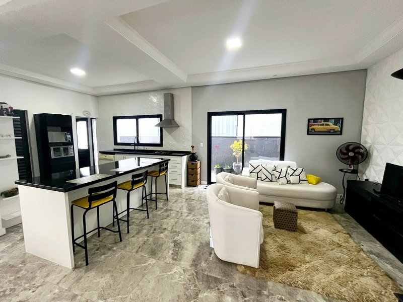 Linda Casa com uma Suíte Térrea - Santana de Parnaíba - 