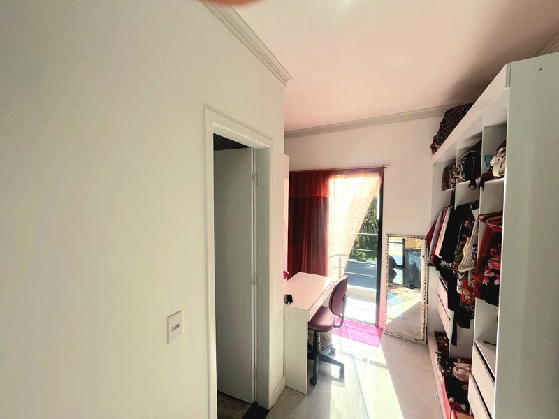 Linda Casa com uma Suíte Térrea - Santana de Parnaíba - 