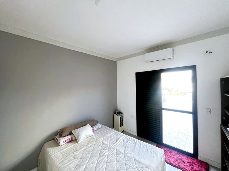 Linda Casa com uma Suíte Térrea - Santana de Parnaíba - 